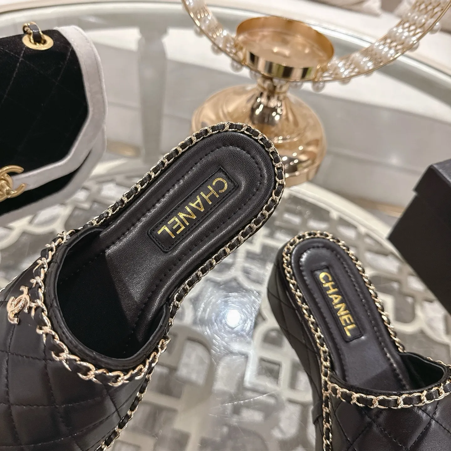 👟👟Ex-factory price 600👟👟 𝐂𝐇𝐀𝐍𝐄𝐋 | Xiaoxiang 25𝐬𝐬 🦋2025 Spring and Summer New Products Counter Classic Xiaoxiang Double C Diamond Chain Slippers Series New〰 🍬 The absolute best in the BS fashion circle. Matching will perform meticulously Minimalist, classic elements that will never fade away 💋 Show unique dressing style, too beautiful to say anything. A must-have for summer... Upper: Original high-customized lambskin Lining: Imported mixed sheepskin lining Outsole: Original molded non-slip outsole Shoe size: 35-39 (34.40.41.42 customization is not returnable)